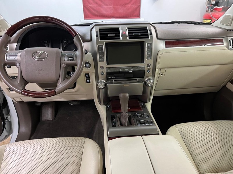 Lexus GX 460 Vehicle Full-screen Gallery Image 5