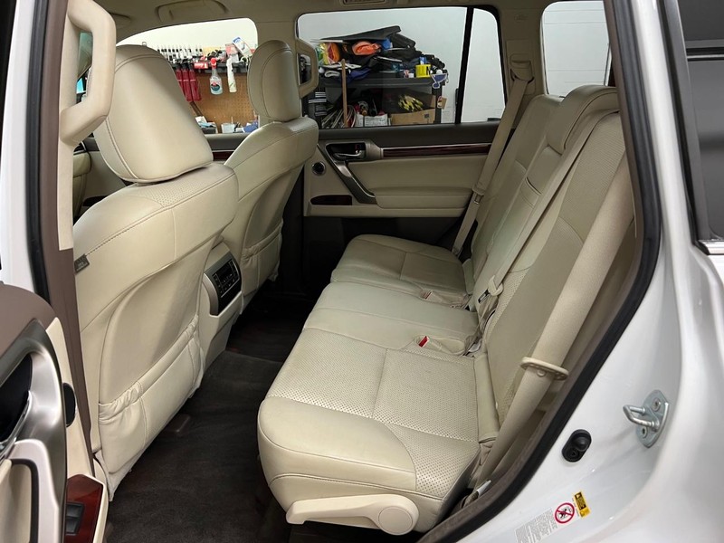 Lexus GX 460 Vehicle Full-screen Gallery Image 6
