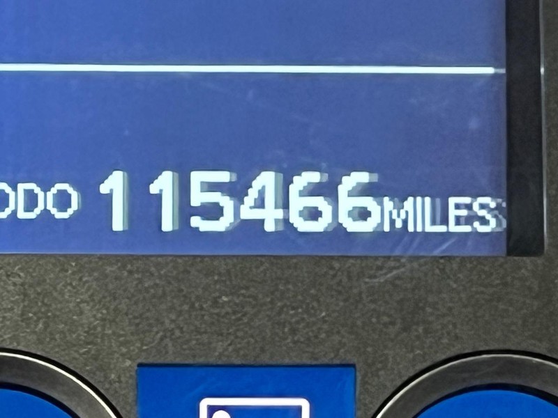 Lexus GX 460 Vehicle Full-screen Gallery Image 9