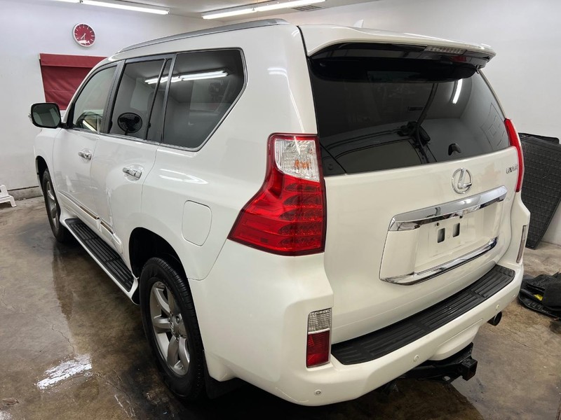 Lexus GX 460 Vehicle Full-screen Gallery Image 11