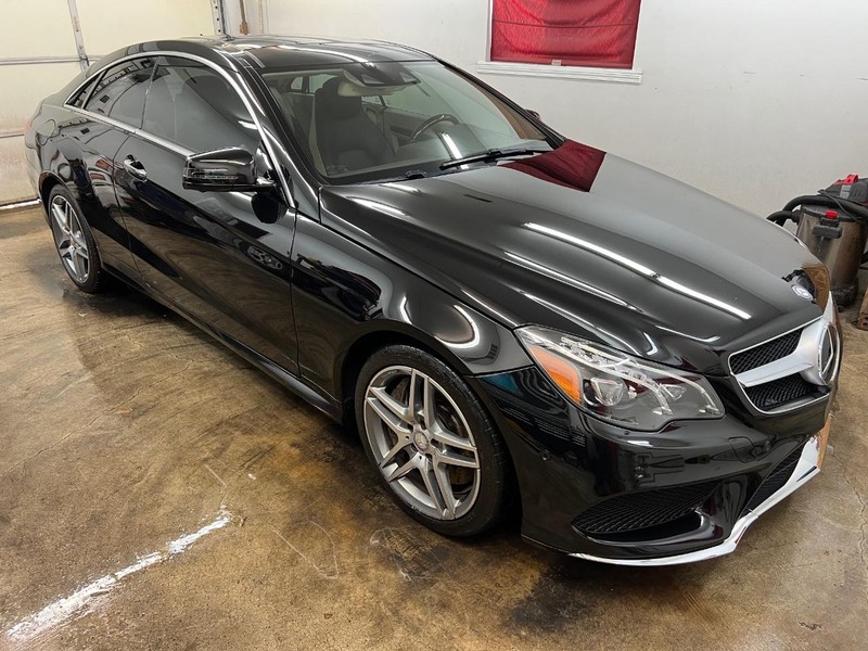 Mercedes-Benz E-Class Vehicle Full-screen Gallery Image 2