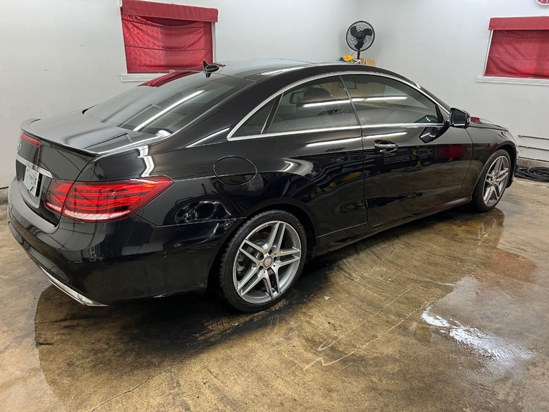 Mercedes-Benz E-Class Vehicle Full-screen Gallery Image 3