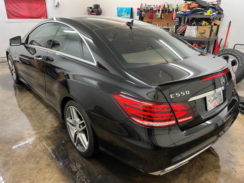 Mercedes-Benz E-Class Vehicle Full-screen Gallery Image 4