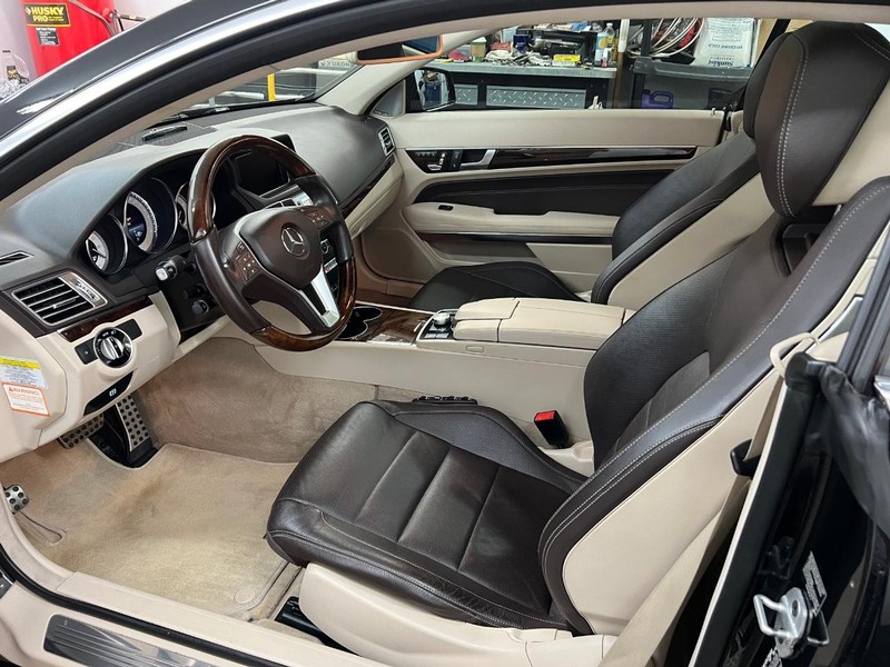 Mercedes-Benz E-Class Vehicle Full-screen Gallery Image 5