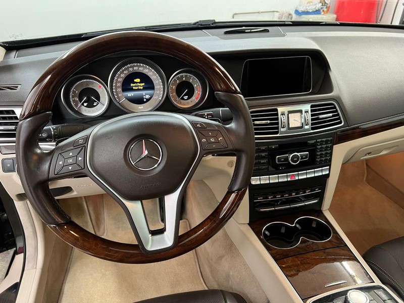 Mercedes-Benz E-Class Vehicle Full-screen Gallery Image 6