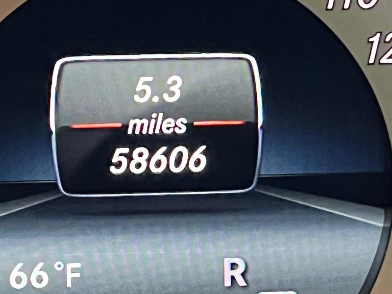 Mercedes-Benz E-Class Vehicle Full-screen Gallery Image 7