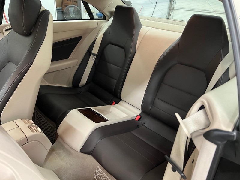 Mercedes-Benz E-Class Vehicle Full-screen Gallery Image 8