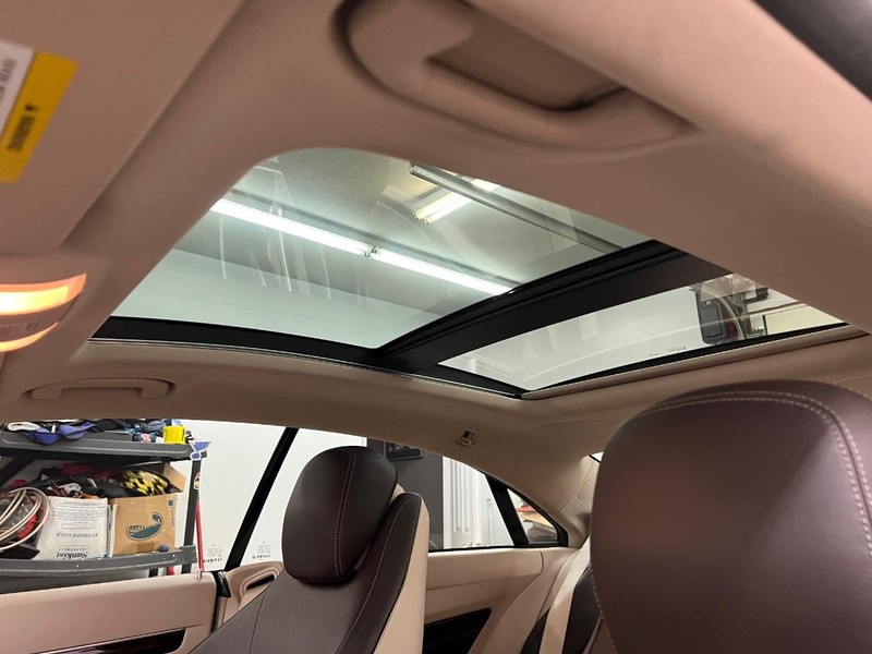 Mercedes-Benz E-Class Vehicle Full-screen Gallery Image 9