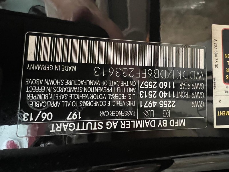 Mercedes-Benz E-Class Vehicle Full-screen Gallery Image 10