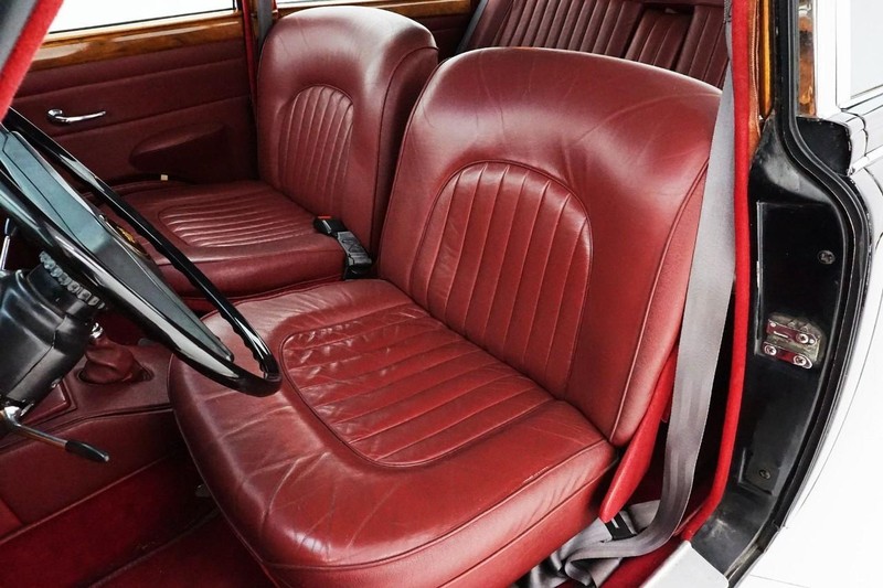 Jaguar Mark II Vehicle Full-screen Gallery Image 8