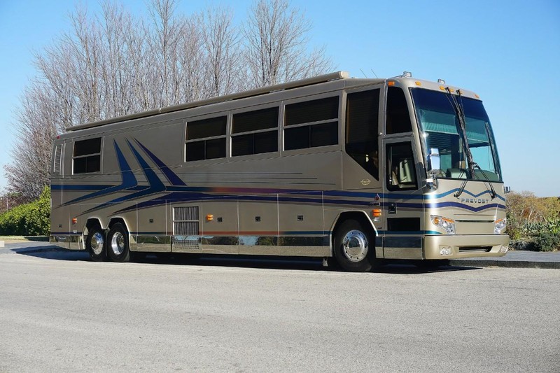 Prevost H3-45 VIP Vehicle Full-screen Gallery Image 2