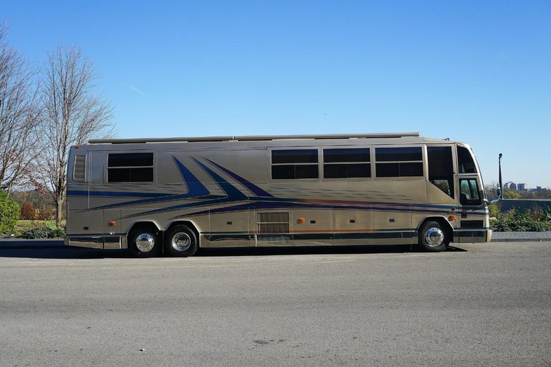 Prevost H3-45 VIP Vehicle Full-screen Gallery Image 3
