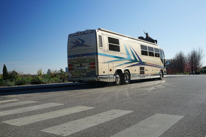 Prevost H3-45 VIP Vehicle Full-screen Gallery Image 4