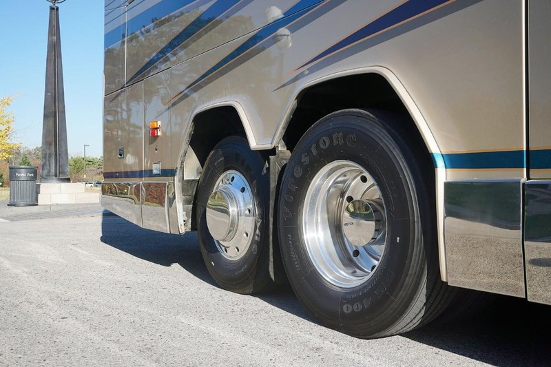 Prevost H3-45 VIP Vehicle Full-screen Gallery Image 5