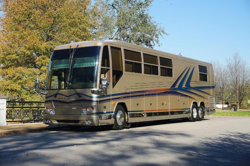 Prevost H3-45 VIP Vehicle Full-screen Gallery Image 7