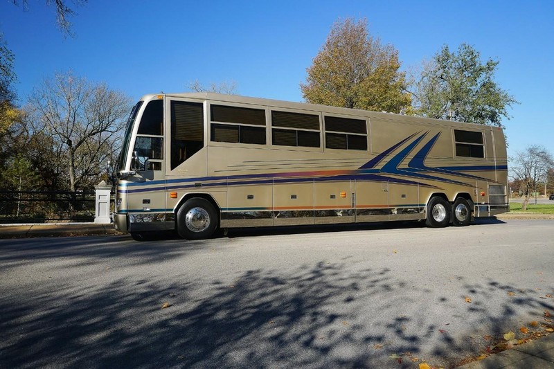 Prevost H3-45 VIP Vehicle Full-screen Gallery Image 8