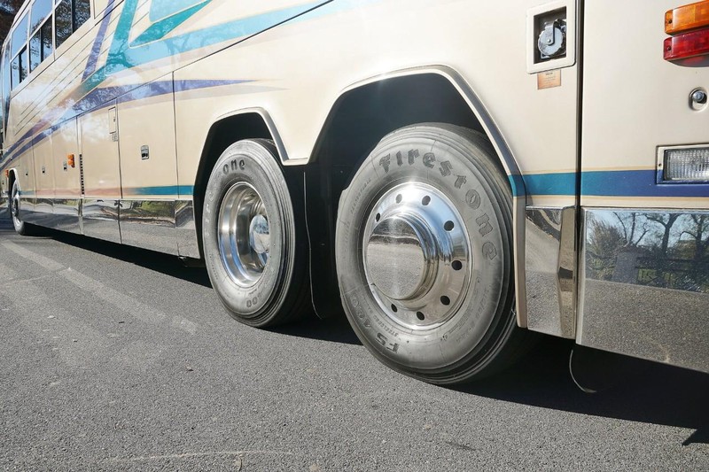 Prevost H3-45 VIP Vehicle Full-screen Gallery Image 9