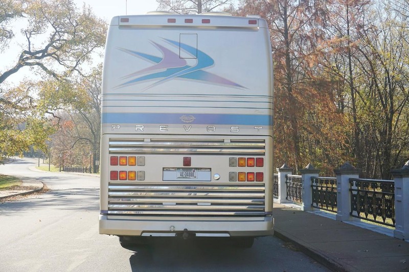 Prevost H3-45 VIP Vehicle Full-screen Gallery Image 10