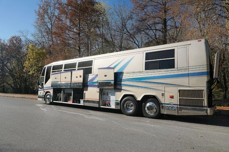 Prevost H3-45 VIP Vehicle Full-screen Gallery Image 11