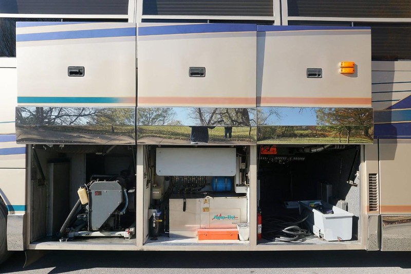 Prevost H3-45 VIP Vehicle Full-screen Gallery Image 12