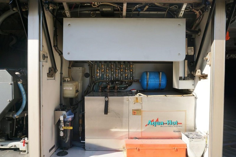 Prevost H3-45 VIP Vehicle Full-screen Gallery Image 13