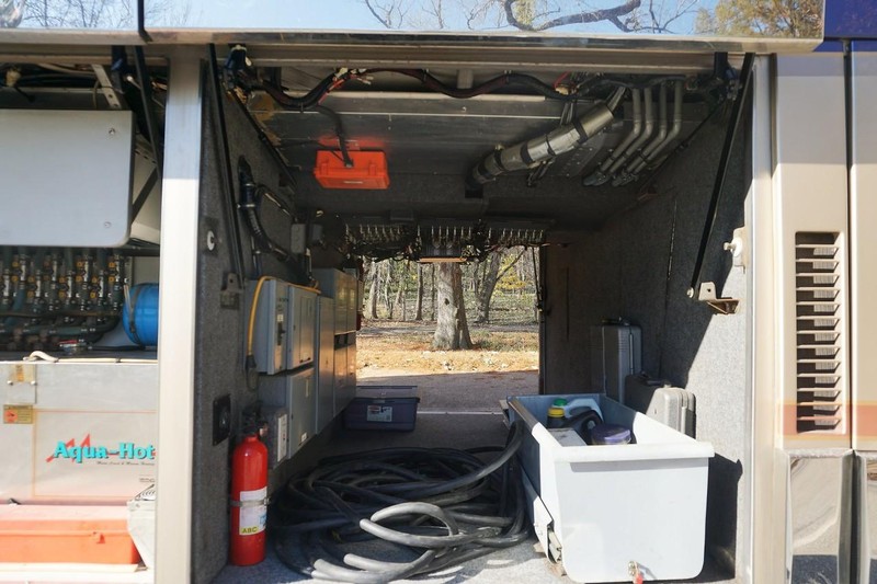 Prevost H3-45 VIP Vehicle Full-screen Gallery Image 14