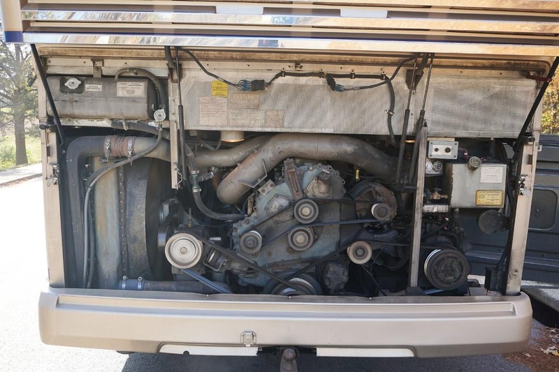 Prevost H3-45 VIP Vehicle Full-screen Gallery Image 16