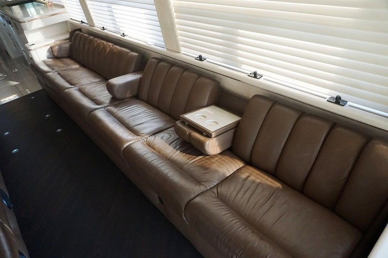 Prevost H3-45 VIP Vehicle Full-screen Gallery Image 22
