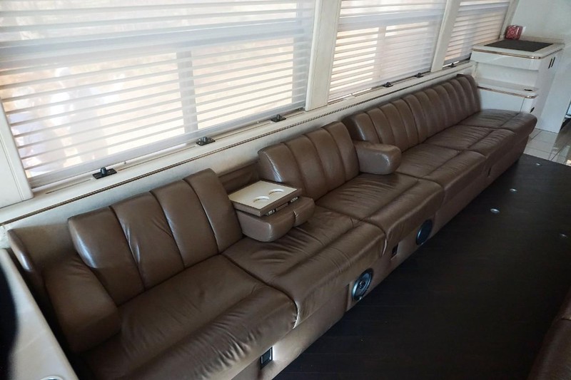 Prevost H3-45 VIP Vehicle Full-screen Gallery Image 23