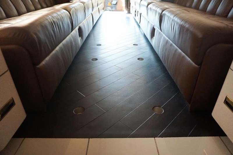 Prevost H3-45 VIP Vehicle Full-screen Gallery Image 25