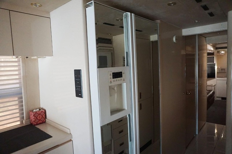 Prevost H3-45 VIP Vehicle Full-screen Gallery Image 26