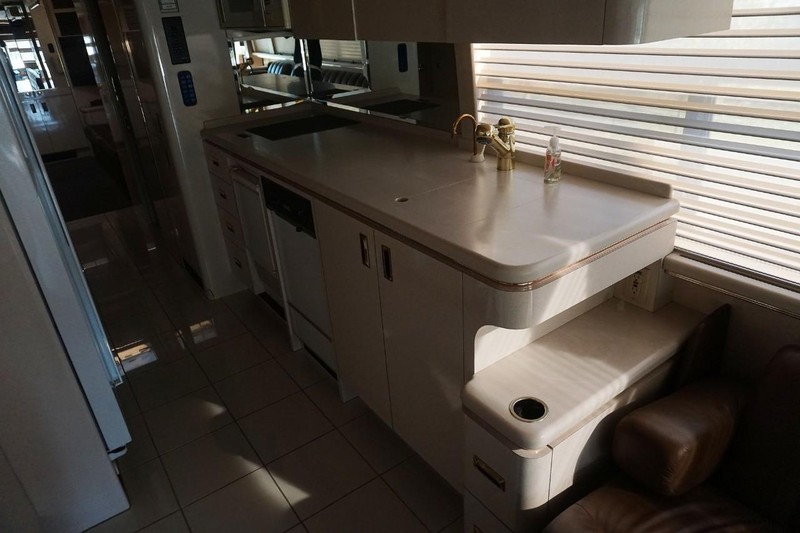 Prevost H3-45 VIP Vehicle Full-screen Gallery Image 27