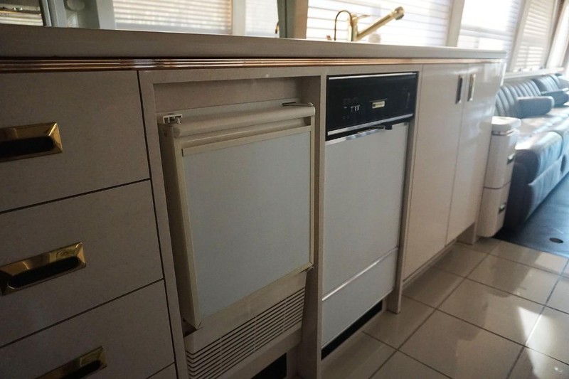 Prevost H3-45 VIP Vehicle Full-screen Gallery Image 28