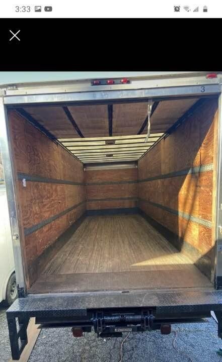 Freightliner BOX TRUCK Vehicle Full-screen Gallery Image 2