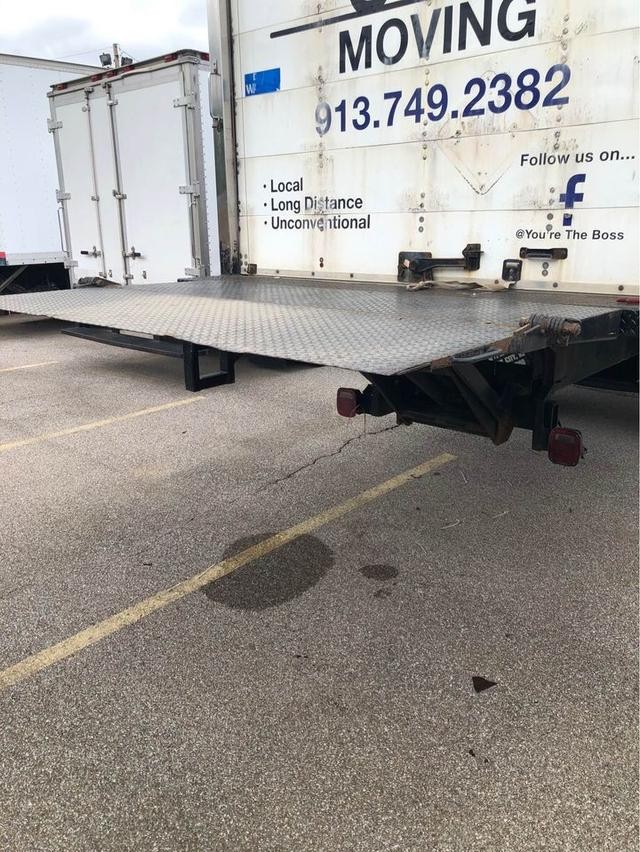 Freightliner BOX TRUCK Vehicle Full-screen Gallery Image 3