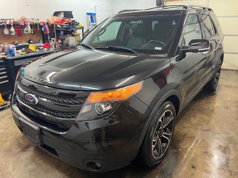 Ford Explorer Vehicle Full-screen Gallery Image 2