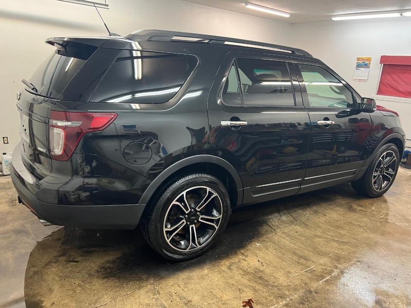 Ford Explorer Vehicle Full-screen Gallery Image 3