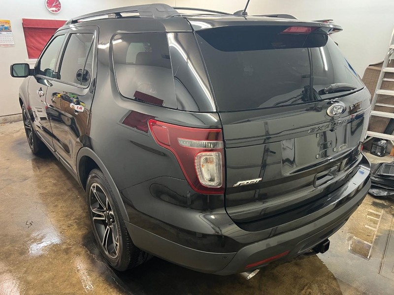 Ford Explorer Vehicle Full-screen Gallery Image 4