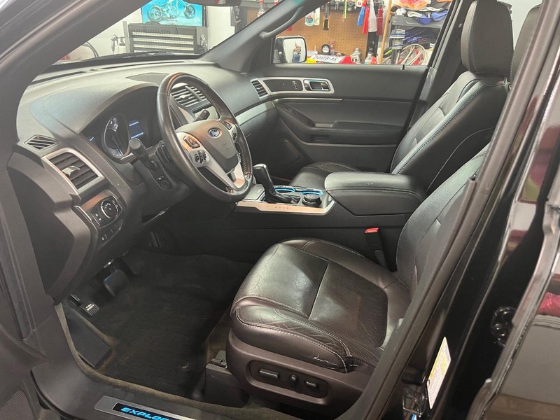 Ford Explorer Vehicle Full-screen Gallery Image 5