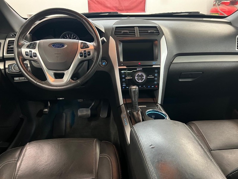 Ford Explorer Vehicle Full-screen Gallery Image 6