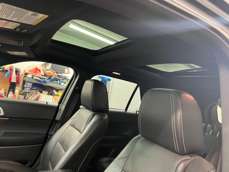 Ford Explorer Vehicle Full-screen Gallery Image 7