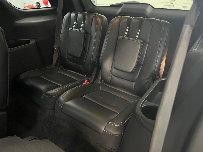 Ford Explorer Vehicle Full-screen Gallery Image 9