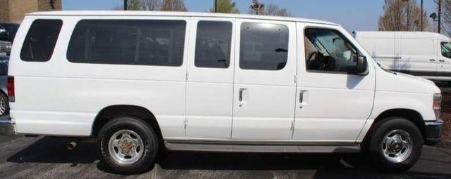 Ford Econoline Wagon Vehicle Full-screen Gallery Image 5