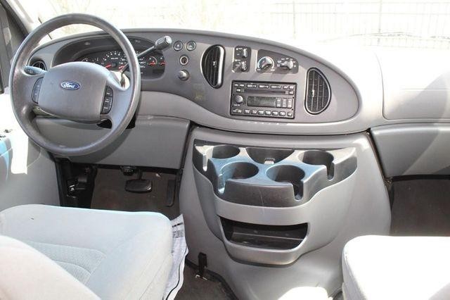 Ford Econoline Wagon Vehicle Full-screen Gallery Image 7