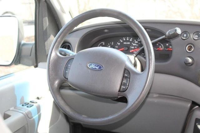 Ford Econoline Wagon Vehicle Full-screen Gallery Image 8