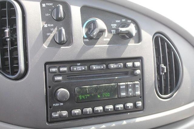 Ford Econoline Wagon Vehicle Full-screen Gallery Image 9