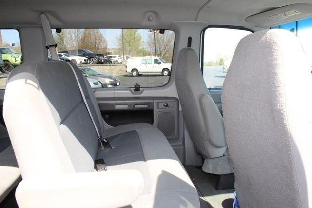 Ford Econoline Wagon Vehicle Full-screen Gallery Image 14