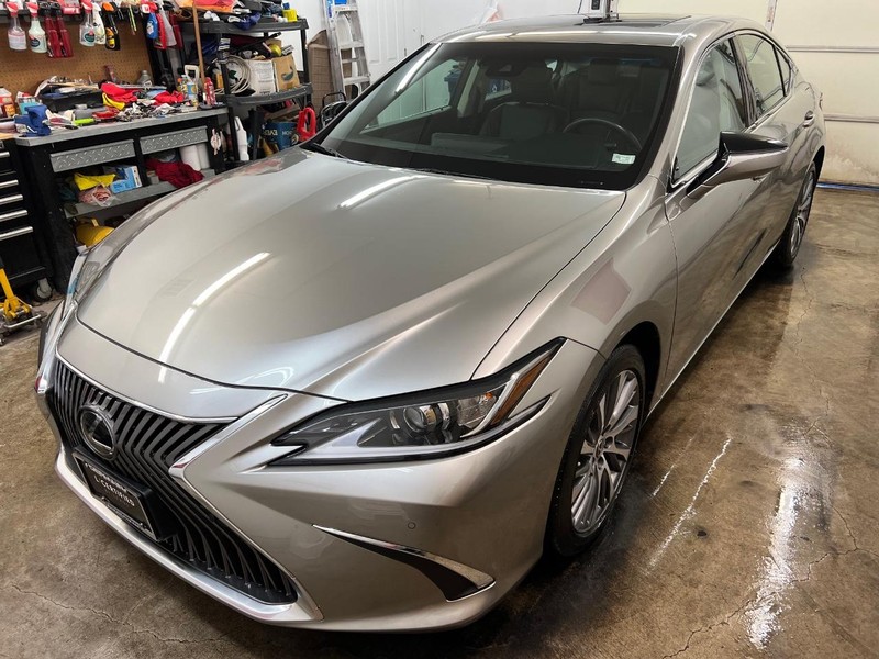 Lexus ES Vehicle Full-screen Gallery Image 2