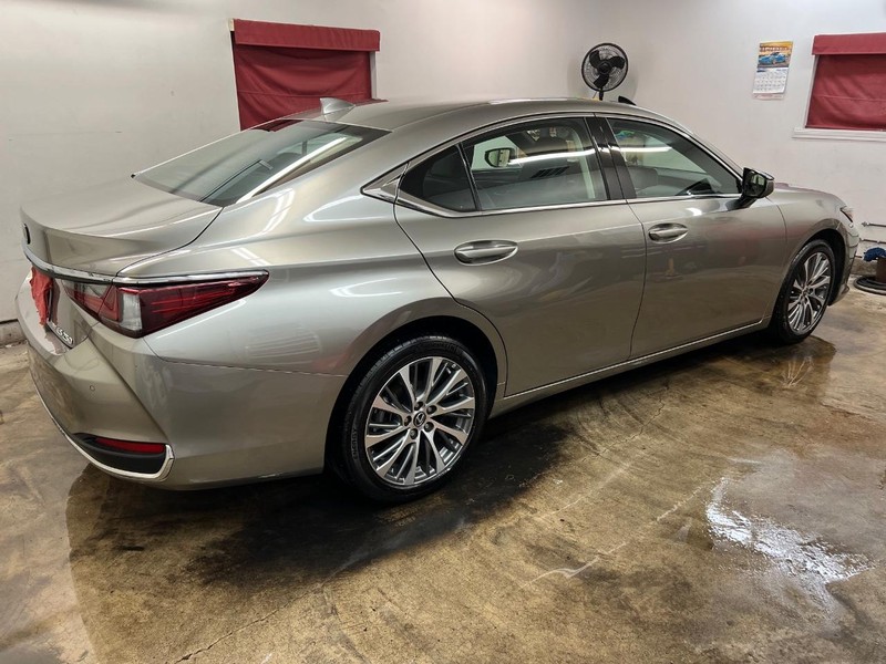 Lexus ES Vehicle Full-screen Gallery Image 3