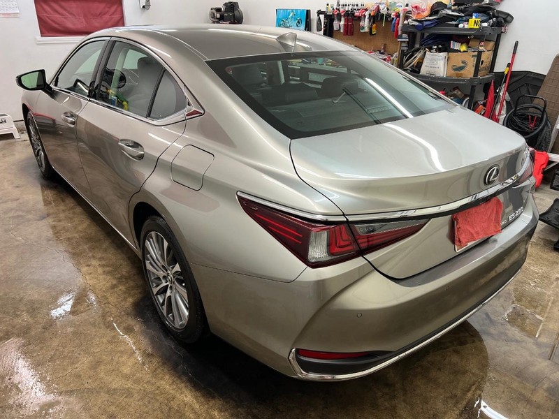Lexus ES Vehicle Full-screen Gallery Image 4